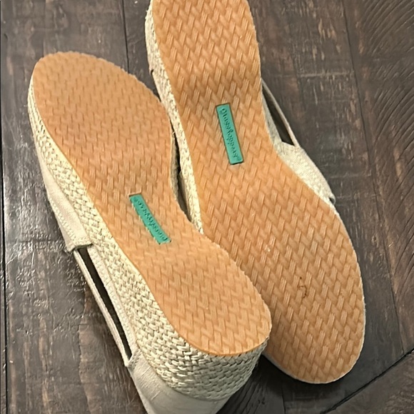 Grasshoppers Cream Flats with Decorative Cutouts - Picture 8 of 10